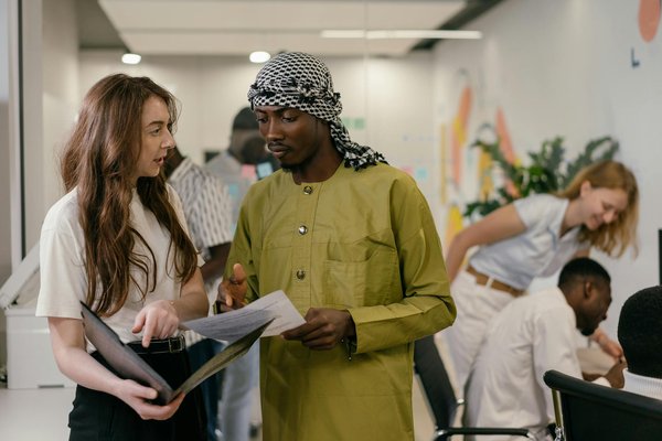 What are the best ways to introduce a new pet into a UK household?